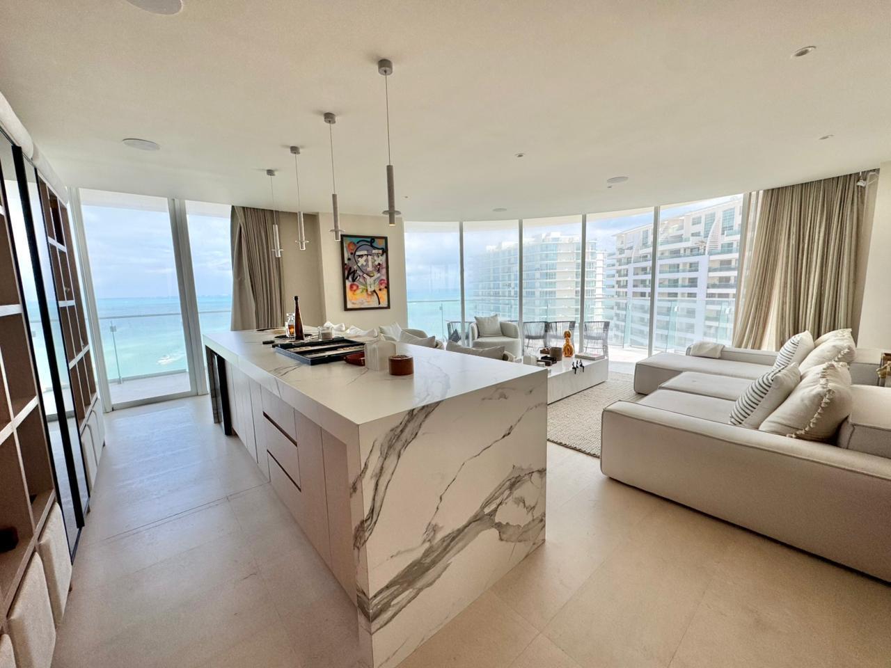 מטבח עם נוף לים בדירת ארבעת חדרי השינה, SLS Hotel & Residences